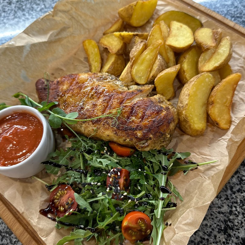 Стейк курячий з картоплею по-селянськи