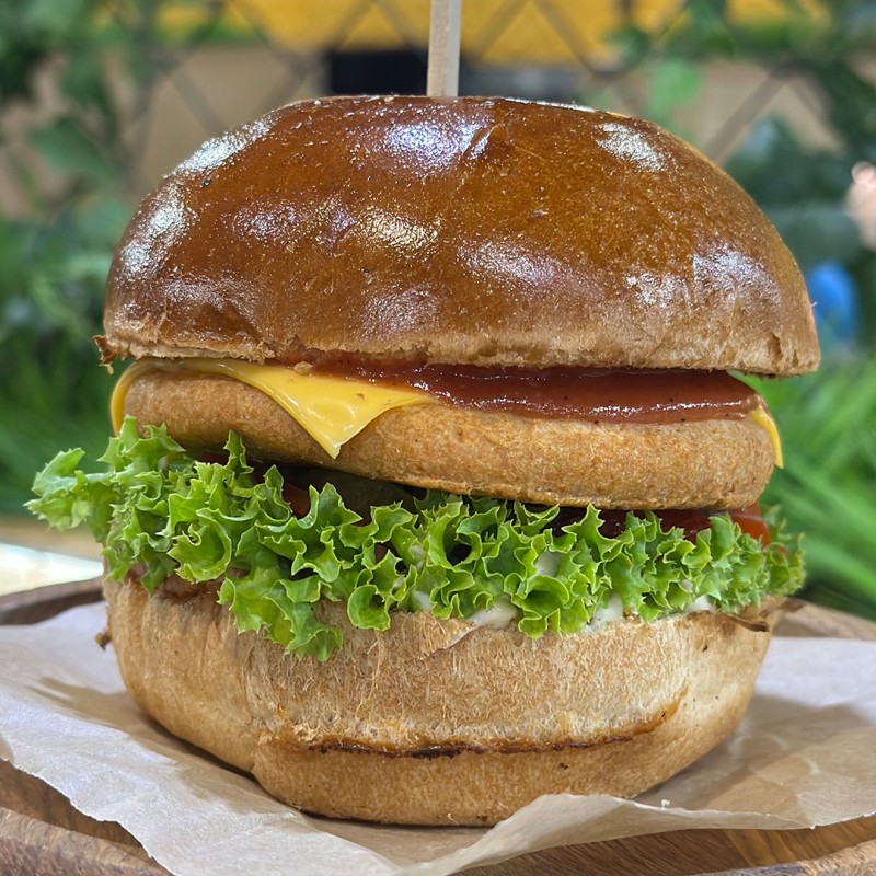 Бургер з курячою котлетою