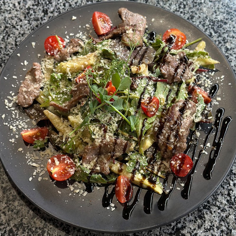 Теплий салат з  телятиною теріякі