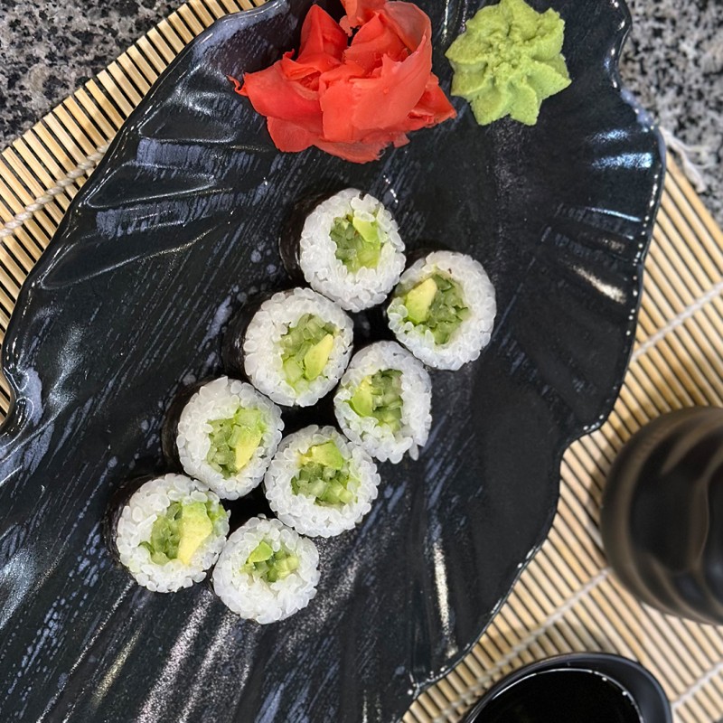 Макі з огірком та авокадо