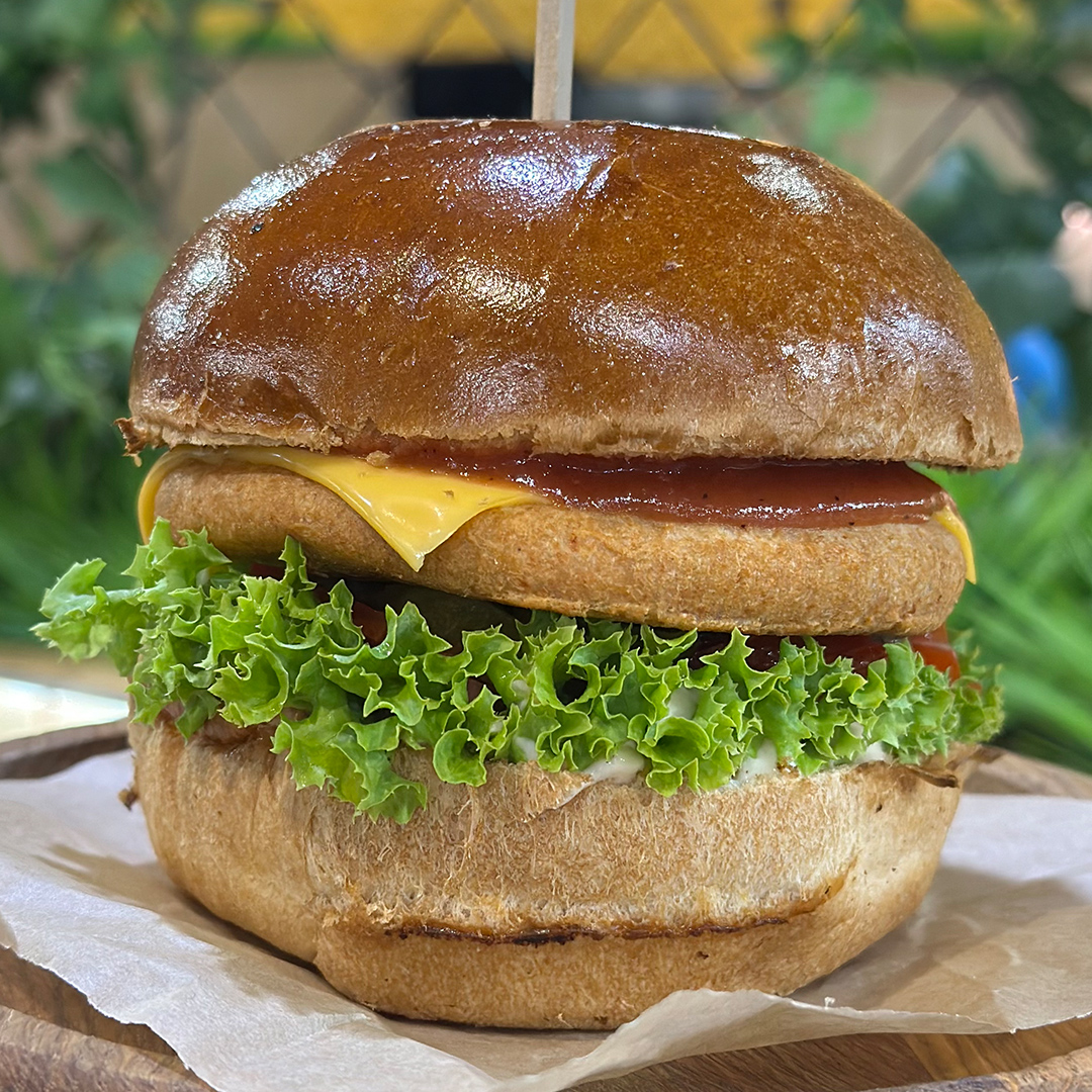 Бургер з курячою котлетою