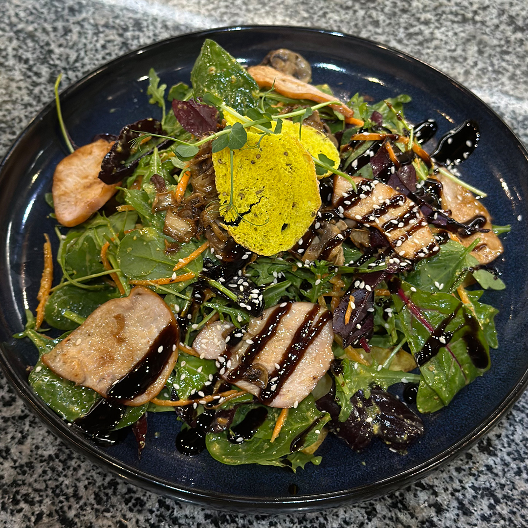 Теплий салат з куркою