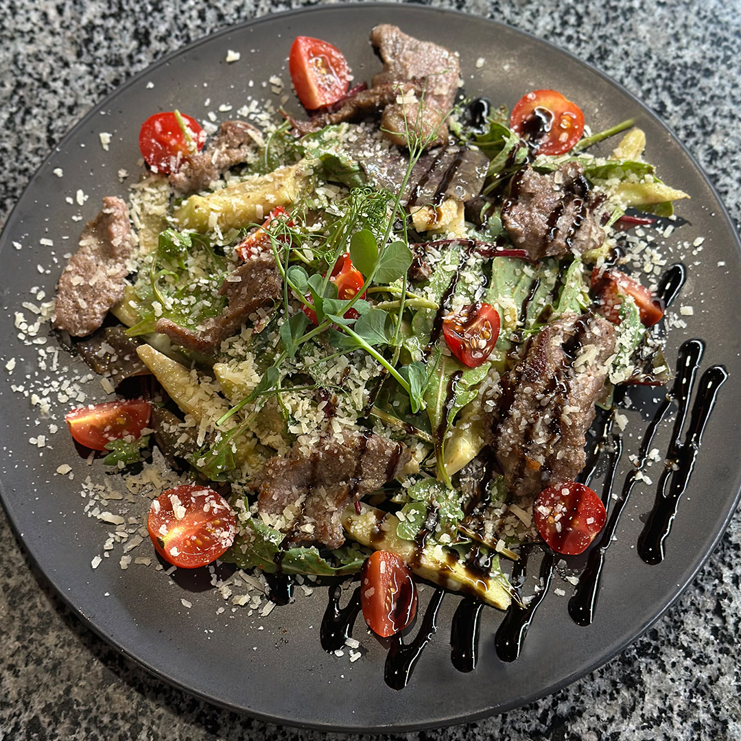 Теплий салат з  телятиною теріякі